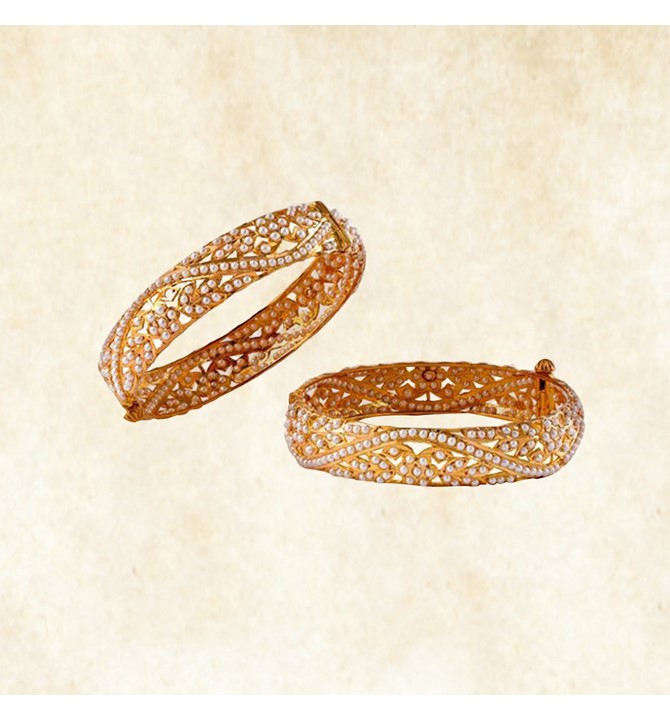 Pearls Kakamoti ,yellow gold bangle