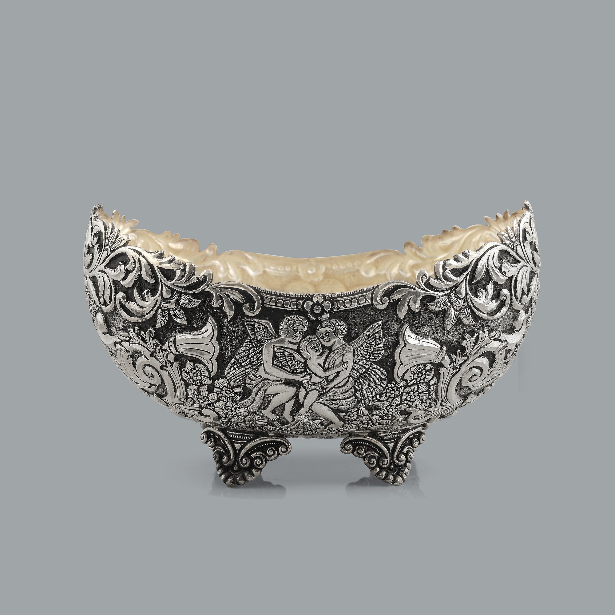 Silver Fruit Bowl With Artistic  Fusion