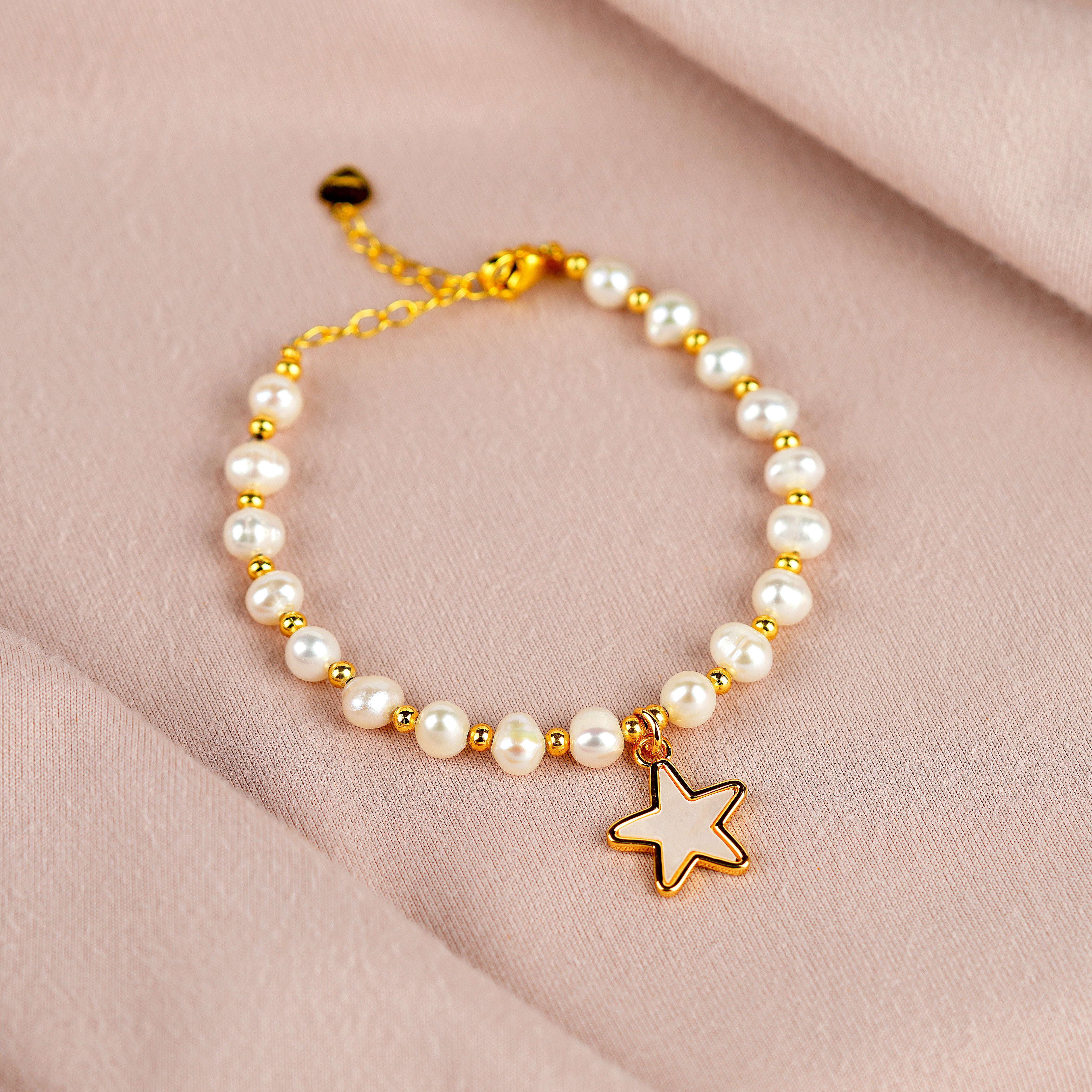 Star clasp pearl bracelet