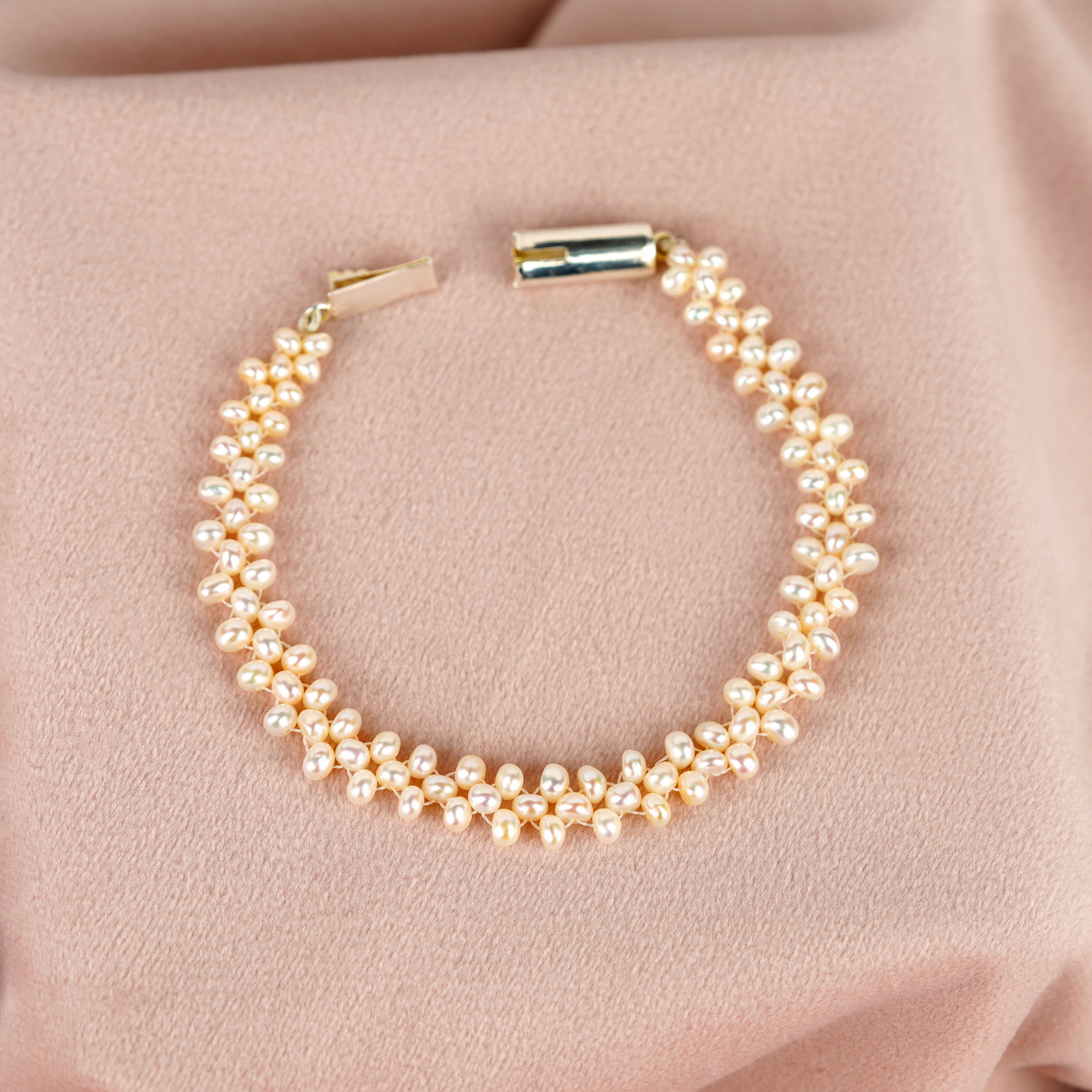 Jali Pattern Button Pearl Bracelet