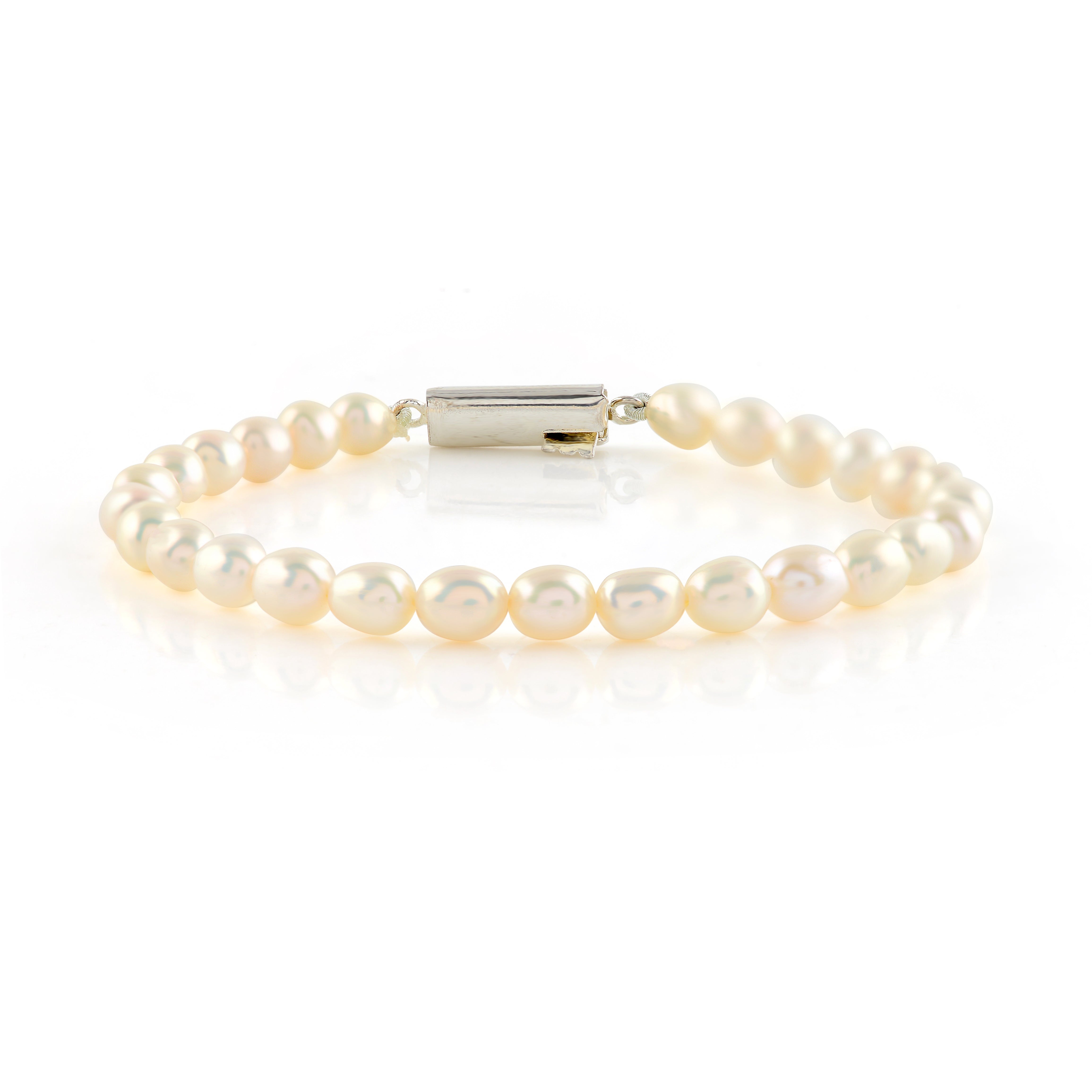 White freshwater pearl bracelet with a silver clasp