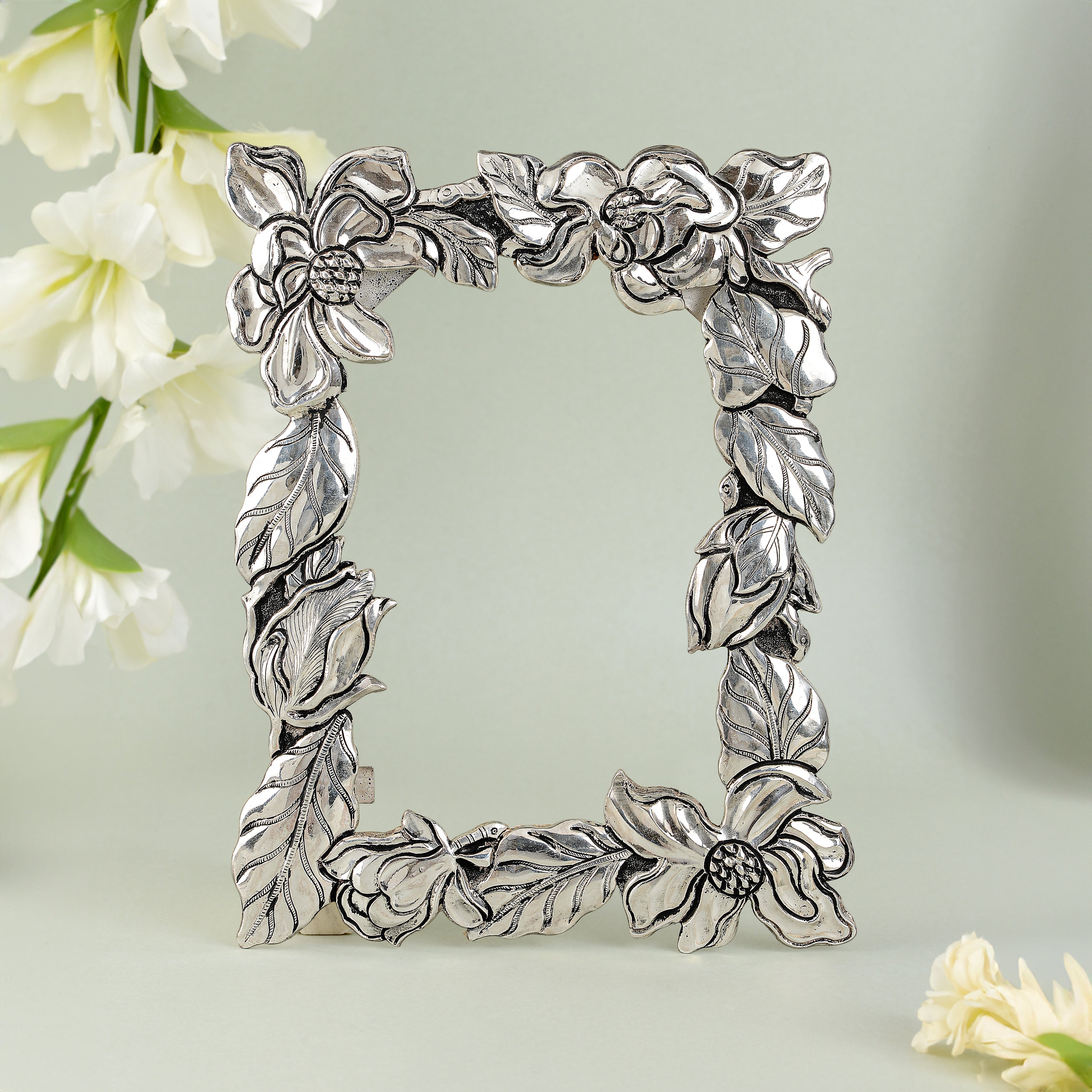 Frame your moments with silver flower charm.