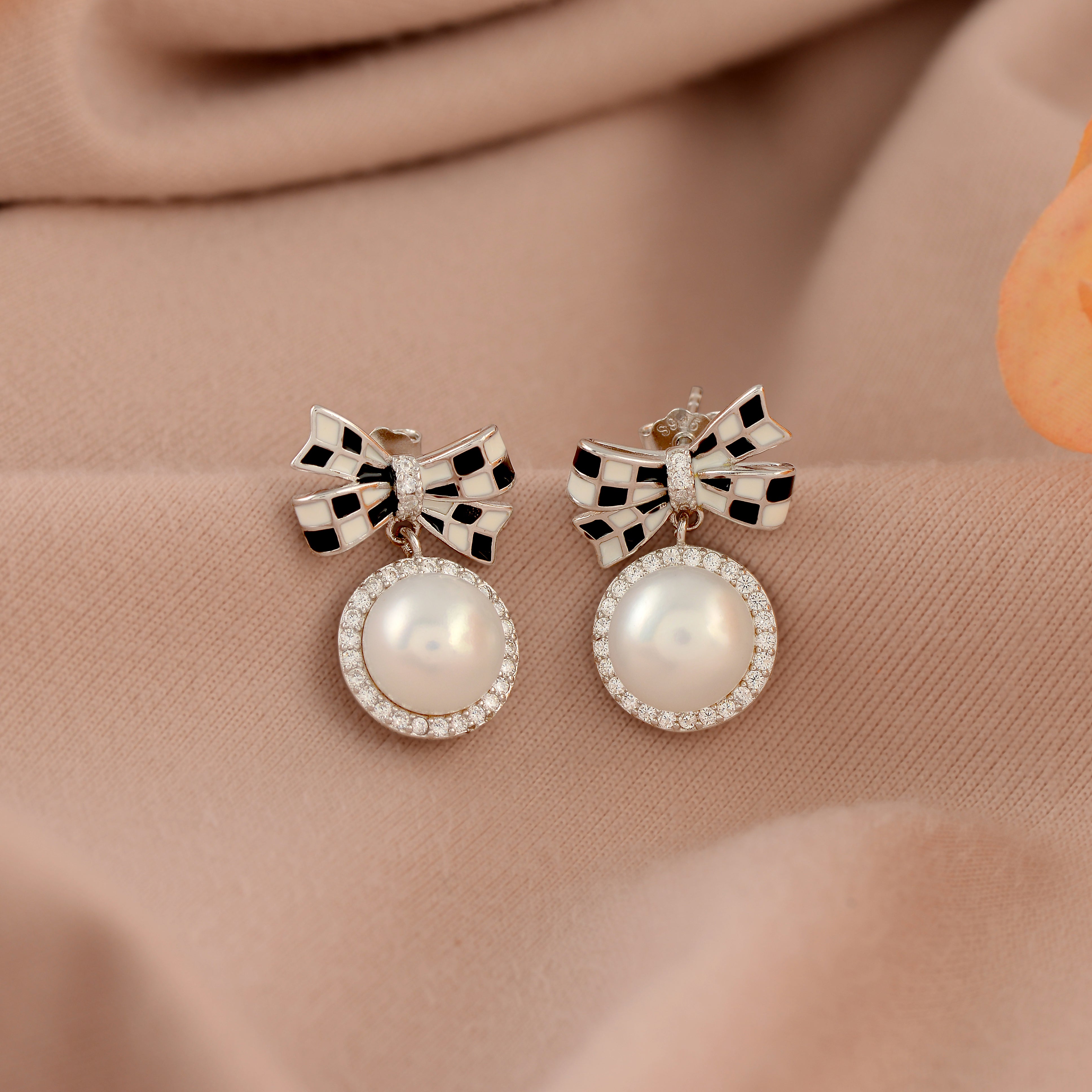 Pearl earrings with bow shape