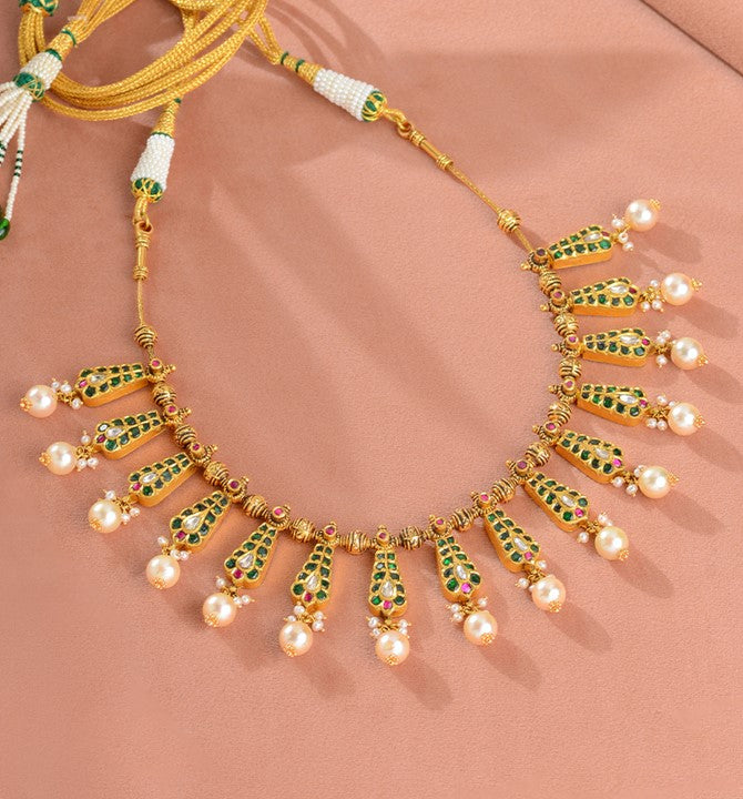 Pearly Gold Necklace in Leaf Motif