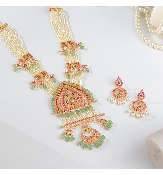 Small pearl Necklace sets design in Gold